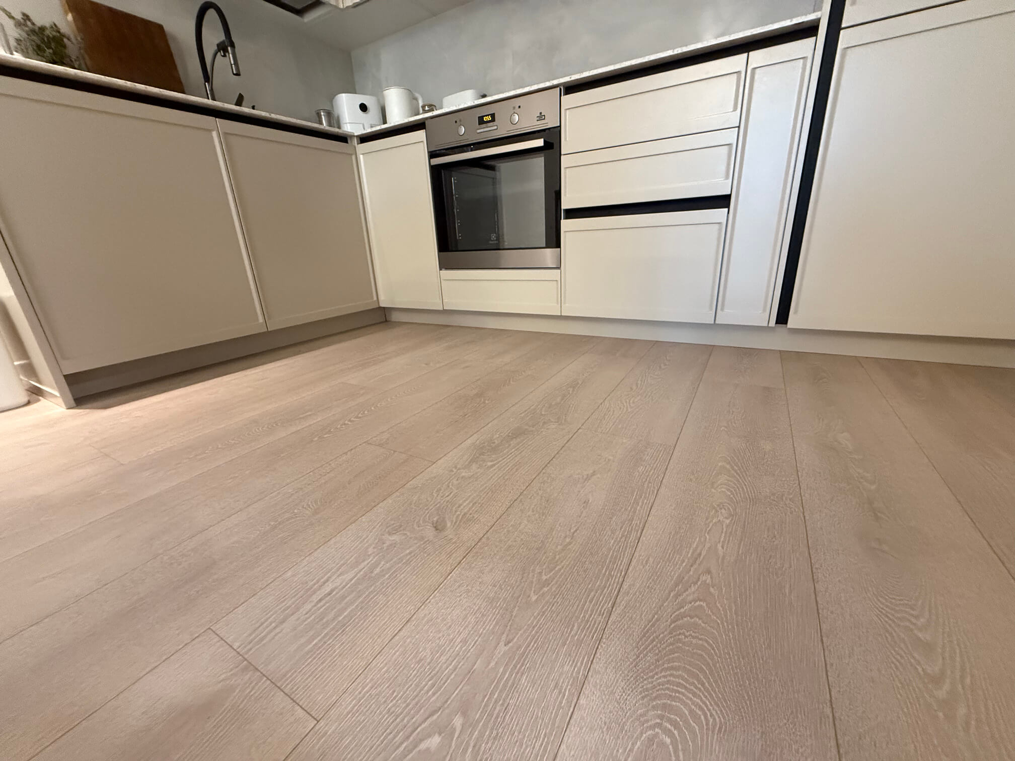 Ламинат светлый на кухне